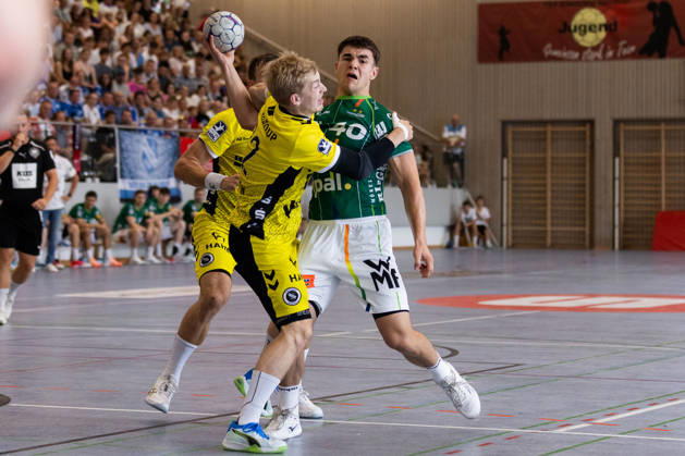 Elias NEWEL FRISCH AUF Goeppingen, 40, in a one-on-one battle against Torben MATZKEN TVB Stuttgart, 22, GER, FRISCH AUF Goeppingen vs. TVB Stuttgart, Handball, Preseason, Tournament, S Cup Altensteig, Final, 2026–2027 Season, August 9, 2026, GER, FRISCH AUF Goeppingen vs. TVB Stuttgart, Handball, Preseason, Tournament, S Cup Altensteig, Final, 2026–2027 Season, August 9, 2026, Altensteig Copyright: xEibnerxPressefoto OliverxSchmidtx EP_OST