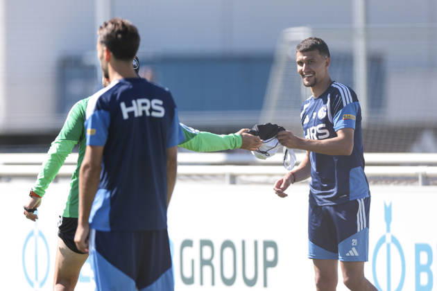 August 12, 2026, Soccer, FC Schalke 04 Training Dejan Ljubicic FC Schalke 04 Receives a Jersey Gelsenkirchen FC Schalke 04 Training Facility North Rhine-Westphalia, Germany xRHR PHOTO YYx Copyright: RHR-FOTOx RHR-FOTO YY