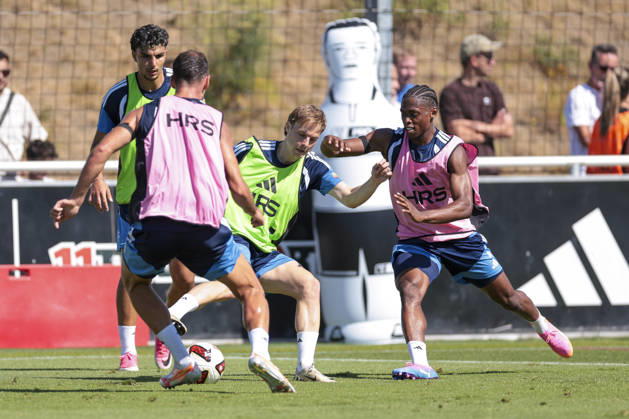 August 12, 2026, Soccer, FC Schalke 04 practice, featuring Finn Porath (FC Schalke 04) and Junior Adamu (FC Schalke 04), Gelsenkirchen, FC Schalke 04 training facility, North Rhine-Westphalia, Germany, xRHR PHOTO YYx Copyright: RHR-FOTOx RHR-FOTO YY