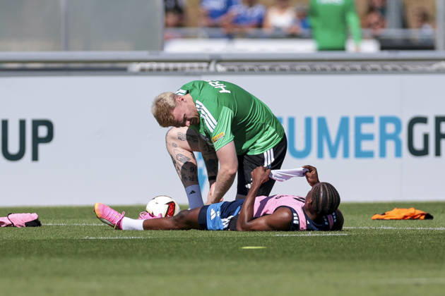 August 12, 2026, Soccer, FC Schalke 04 training session: Junior Adamu of FC Schalke 04 receives treatment on the field at the FC Schalke 04 training facility in Gelsenkirchen, North Rhine-Westphalia, Germany xRHR PHOTO YYx Copyright: RHR-FOTOx RHR-FOTO YY