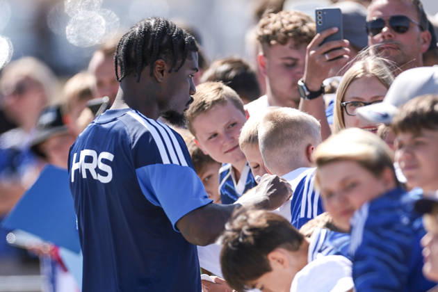 August 12, 2026, Soccer, FC Schalke 04 Junior Training, Dina Ebimbe, FC Schalke 04 Signs Autographs, Gelsenkirchen, FC Schalke 04 Training Facility, North Rhine-Westphalia, Germany, xRHR, PHOTO YYx Copyright: RHR-FOTOx RHR-FOTO YY