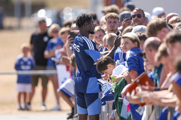 August 12, 2026, Soccer, FC Schalke 04 Junior Training, Dina Ebimbe, FC Schalke 04 Signs Autographs, Gelsenkirchen, FC Schalke 04 Training Facility, North Rhine-Westphalia, Germany, xRHR, PHOTO YYx Copyright: RHR-FOTOx RHR-FOTO YY