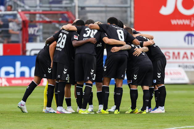 August 15, 2026, xkwix, Soccer, 2. Bundesliga, VfL Osnabrück vs. FC Magdeburg, Stadion an der Bremer Brücke, Matchday 2, 2026–2027 season. Magdeburg team in a circle before kickoff. DFB regulations prohibit any use of photographs as image sequences and or quasi-video. Photo: xKamilxWilkowskixPressefotoKochx, Lower Saxony, Germany