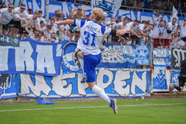 German Soccer, 3rd Division, Matchday 2, Hänsch Arena, SV Meppen vs. SG Sonnenhof Großaspach; Goal by Luca Prasse (SV Meppen) in the 31st minute, followed by goal celebrations Copyright: xMichelxWittex