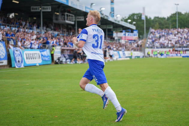German Soccer, 3rd Division, Matchday 2, Hänsch Arena, SV Meppen vs. SG Sonnenhof Großaspach; goal by Luca Prasse (SV Meppen) in the 31st minute, followed by goal celebrations Copyright: xMichelxWittex