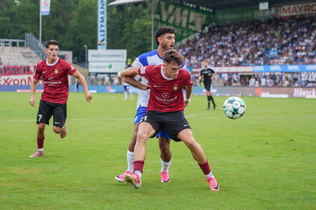 German Soccer, 3rd Division, Matchday 2, Hänsch Arena, SV Meppen vs. SG Sonnenhof Großaspach: Kasra Ghawilu (SV Meppen, 10) and Luca Damiano Molinari (SG Sonnenhof Großaspach, 21) Copyright: xMichelxWittex