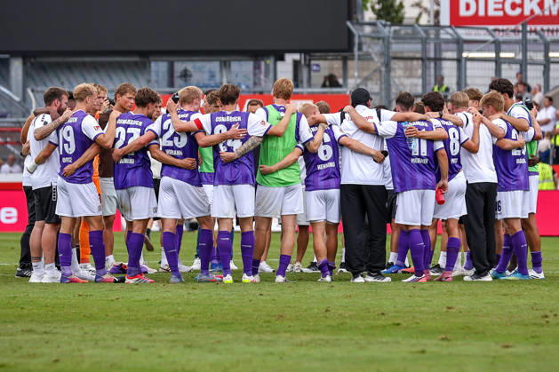 August 15, 2026, xkwix, Soccer, 2. Bundesliga, VfL Osnabrück 1 FC Magdeburg, Stadion an der Bremer Brücke, Matchday 2, 2026–2027 season; team gathered in a circle after the final whistle. DFB regulations prohibit any use of photographs as image sequences and or quasi-video. Photo: xKamilxWilkowskixPressefotoKochx, Lower Saxony, Germany