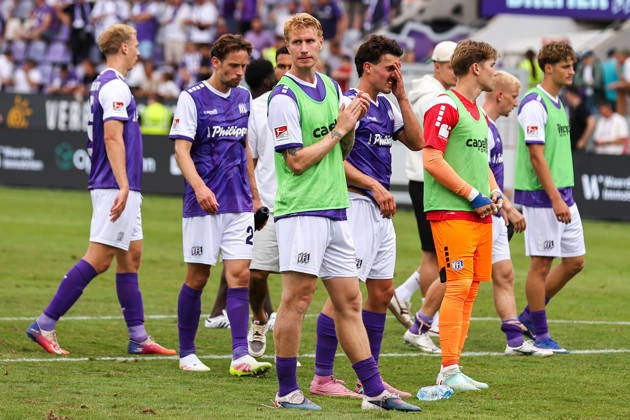 August 15, 2026, xkwix, Soccer, 2. Bundesliga, VfL Osnabrück vs. 1. FC Magdeburg, Stadion an der Bremer Brücke, Matchday 2, 2026–2027 Season: Bjarke Jacobsen of VfL Osnabrück 15 claps for fans after a loss, with disappointed players in the background. DFB regulations prohibit any use of photographs as image sequences and or quasi-video. Photo: xKamilxWilkowskixPressefotoKochx LowerLower Saxony, Germany