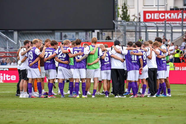 August 15, 2026, xkwix, Soccer, 2. Bundesliga, VfL Osnabrück vs. FC Magdeburg, Stadion an der Bremer Brücke, Matchday 2, 2026–2027 season; team gathered in a circle after the final whistle. DFB regulations prohibit any use of photographs as image sequences and or quasi-video. Photo: xKamilxWilkowskixPressefotoKochx, Lower Saxony, Germany