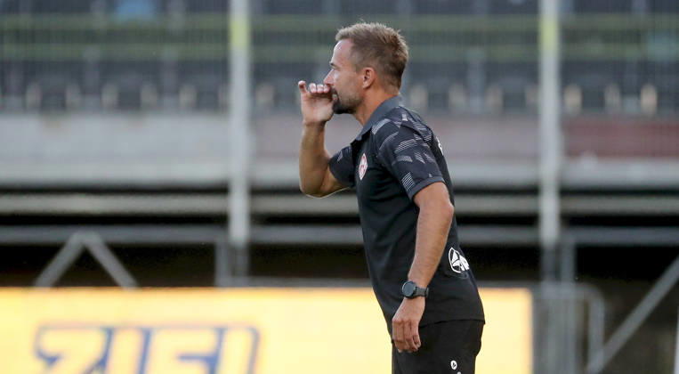 August 14, 2026, xfsx, Men s, Soccer, 2026–2027 Season, 3rd Division, Matchday 2: FC Würzburger Kickers vs. SV Wehen Wiesbaden; from left: Coach Michael Schiele of FC Würzburger Kickers gives instructions, gesticulates with his arms; single frame, Würzburg, AKON ARENA, Bavaria, Germany
