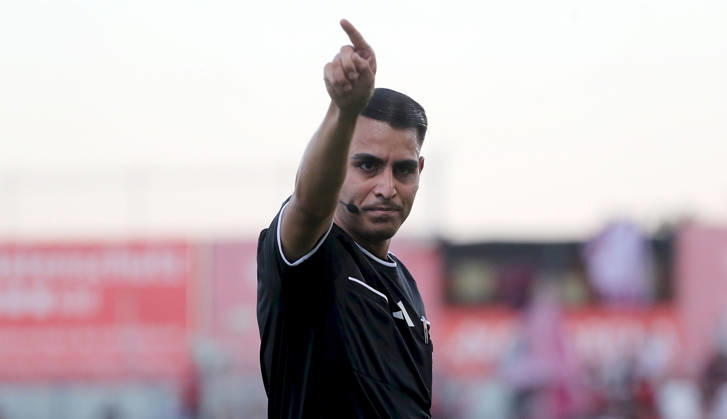 August 14, 2026, xfsx, Men s, Soccer, 2026–2027 Season, 3rd Division, Matchday 2: FC Würzburger Kickers vs. SV Wehen Wiesbaden; from left: Referee Cengiz Kabalakli gives instructions, gesturing with his arms; still image, Würzburg AKON ARENA, Bavaria, Germany