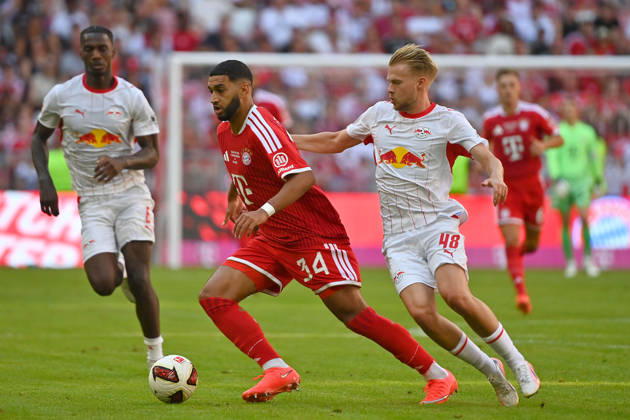 Ismael SAIBARI, Bayern Munich, Action, Tackle against Arthur VERMEEREN, L hi li Ezechiel Banzuzi, L Soccer, Telekom Cup, FC Bayern Munich vs. RB Leipzig, 3–1 on August 15, 2025, ALLIANZ ARENA