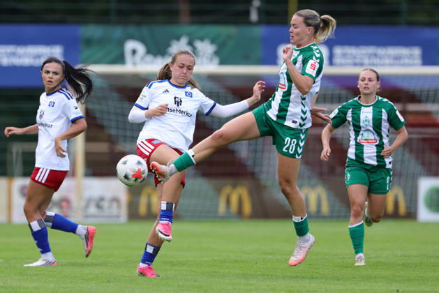 From left: Camilla Linberg (Hamburger SV, HSV), 7, and Juliane Wirtz (SV Werder Bremen), 28, in a one-on-one battle, duel, dynamic moment, action, game scene, August 16, 2026, Rotenburg Wümme, Germany, soccer, women’s friendly match, SV Werder Bremen vs. Hamburger SV xobx