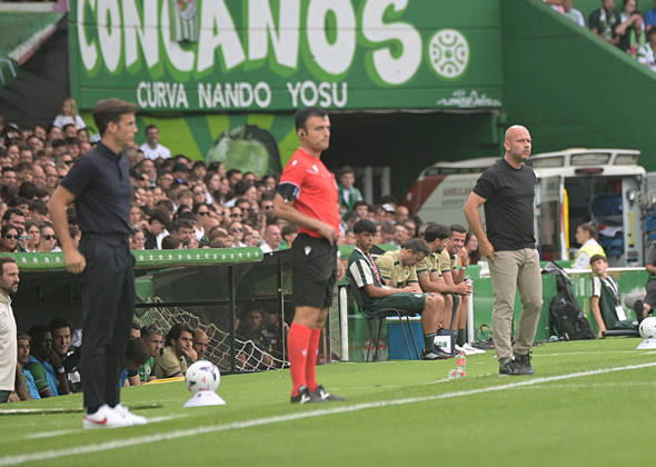 ESP LaLiga EA Sports: Racing Santander vs. Villarreal CF — Jose Alberto Lopez, coach of Racing Santander, and Inigo Perez of Villarreal during the LaLiga EA Sports match between Racing Santander and Villarreal CF, played at Campos de Sport de El Sardinero Stadium in Cantabria on August 16, 2026, in Spain — Spain Soccer Copyright: xAlbertoxLosax xAgenciaxLOFx