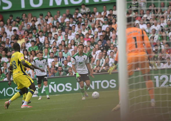 ESP LaLiga EA Sports: Racing Santander vs. Villarreal CF — Sergio Canales of Racing Santander during the LaLiga EA Sports match between Racing Santander and Villarreal CF, played at Campos de Sport de El Sardinero Stadium in Cantabria on August 16, 2026, in Spain — Spanish Soccer Copyright: xAlbertoxLosax xAgenciaxLOFx