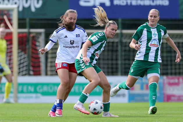 From left: Camilla Linberg (Hamburger SV, HSV), 7, and Juliane Wirtz (SV Werder Bremen), 28, in a one-on-one battle, duel, dynamic moment, action, game scene, August 16, 2026, Rotenburg Wümme, Germany, soccer, women’s friendly match, SV Werder Bremen vs. Hamburger SV xobx