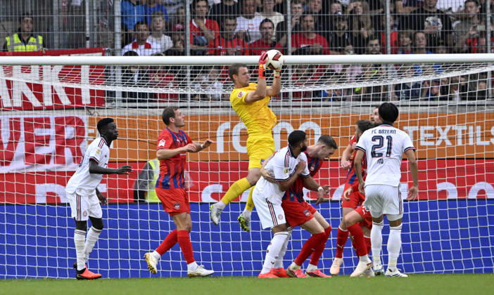 Penalty area scene, Goalmouth action: Goalie Thomas Daehne, 1 FC Heidenheim 1846 (FCH) 33, aik, 1 FC Heidenheim 1846 (FCH) vs. FC Bayern Munich (FCB) Friendly Match August 18, 2026. DFL regulations prohibit any use OF PHOTOGRAPHS AS IMAGE SEQUENCES AND OR QUASI-VIDEO 1 FC Heidenheim 1846 FCH vs. FC Bayern Munich FCB Friendly Match