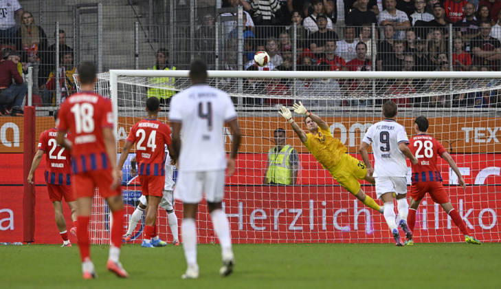 Penalty area scene, Goalmouth action: Goalkeeper Thomas Daehne, 1 FC Heidenheim 1846 (FCH) 33, 1 FC Heidenheim 1846 (FCH) vs. FC Bayern Munich (FCB), Friendly Match, August 18, 2026. DFL regulations prohibit any use OF PHOTOGRAPHS AS IMAGE SEQUENCES AND OR QUASI-VIDEO 1 FC Heidenheim 1846 FCH vs. FC Bayern Munich FCB Friendly Match
