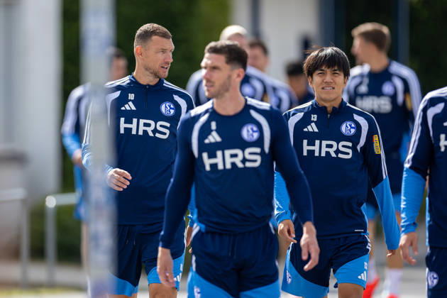 August 20, 2026, Soccer, FC Schalke 04 training: Edin Dzeko (FC Schalke 04), Robin Gosens (FC Schalke 04), Satoshi Tanaka (FC Schalke 04) at the FC Schalke 04 training facility in Gelsenkirchen, North Rhine-Westphalia, Germany xRHR PHOTO YYx Copyright: RHR-FOTOx RHR-FOTO YY