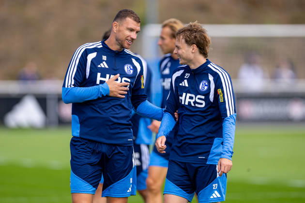 August 20, 2026, Soccer, FC Schalke 04 training session featuring Edin Dzeko (FC Schalke 04) and Finn Porath (FC Schalke 04) laughing at the FC Schalke 04 training facility in Gelsenkirchen, North Rhine-Westphalia, Germany xRHR PHOTO YYx Copyright: RHR-FOTOx RHR-FOTO YY