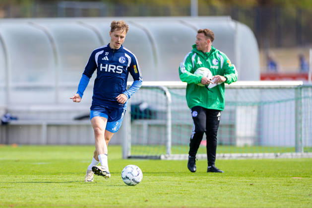 August 20, 2026, Soccer, FC Schalke 04 practice, photo by Finn Porath, FC Schalke 04, Assistant Coach Eddie Lattimore, FC Schalke 04, Gelsenkirchen, FC Schalke 04 training facility, North Rhine-Westphalia, Germany, xRHR, PHOTO YYx Copyright: RHR-FOTOx RHR-FOTO YY