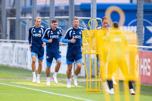 August 20, 2026, Soccer, FC Schalke 04 training: Timo Becker (FC Schalke 04), Maximilian Wöber (FC Schalke 04), Edin Dzeko (FC Schalke 04) at the FC Schalke 04 training facility in Gelsenkirchen, North Rhine-Westphalia, Germany xRHR PHOTO YYx Copyright: RHR-FOTOx RHR-FOTO YY
