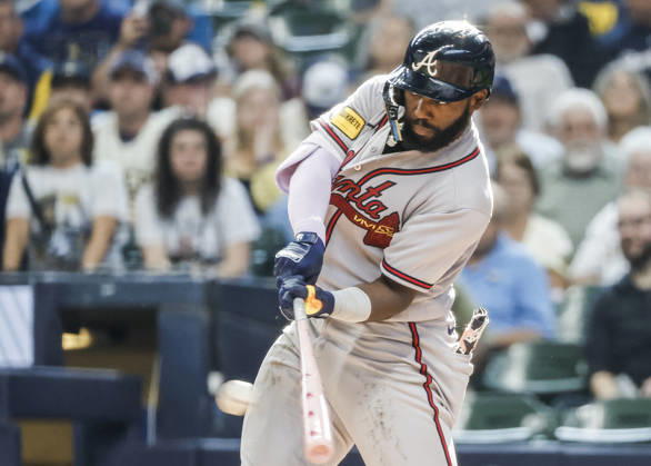Atlanta Braves center fielder Michael Harris II hits a double in the sixth inning of the MLB, Baseball Herren, USA game between the Atlanta Braves and the Milwaukee Brewers at American Family Field in Milwaukee, Wisconsin on Friday, August 21, 2026.  MIL20260821819 TANNENxMAURY