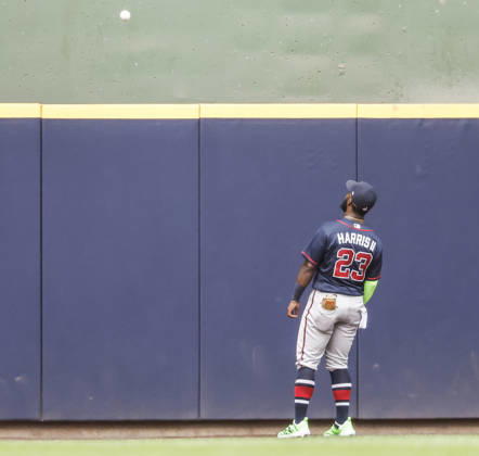 Atlanta Braves center fielder Michael Harris II watches a ball hit for as two RBI home run by Milwaukee Brewers right fielder Jake Bauers clear the wall in the third inning of the MLB, Baseball Herren, USA game between the Atlanta Braves and the Milwaukee Brewers at American Family Field in Milwaukee, Wisconsin on Saturday, August 22, 2026.  MIL20260822809 TANNENxMAURY