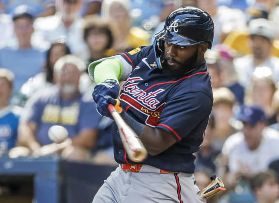 Atlanta Braves center fielder Michael Harris II hits a single in the sixth inning of the MLB, Baseball Herren, USA game between the Atlanta Braves and the Milwaukee Brewers at American Family Field in Milwaukee, Wisconsin on Saturday, August 22, 2026.  MIL20260822820 TANNENxMAURY