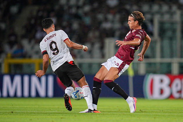 Milan s Goncalo Ramos fights for the ball with Torino FC s Cesare Casadei during the Serie A soccer match between Torino and Milan at the Stadio Olimpico Grande Torino in Turin, north west Italy - Sunday, August 23, 2026. - Soccer . Copyright: xMarcoxAlpozzi LaPressex