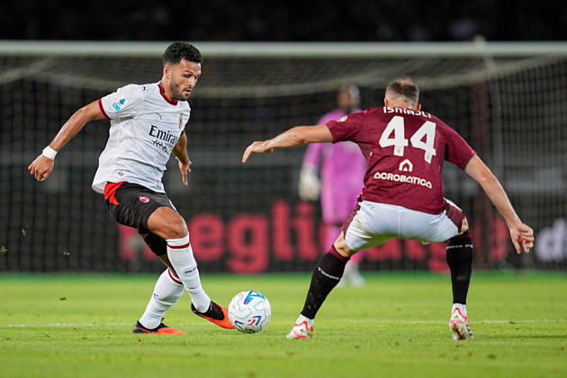 Milan s Goncalo Ramos fights for the ball with Torino FC s Ardian Ismajli during the Serie A soccer match between Torino and Milan at the Stadio Olimpico Grande Torino in Turin, north west Italy - Sunday, August 23, 2026. - Soccer . Copyright: xMarcoxAlpozzi LaPressex