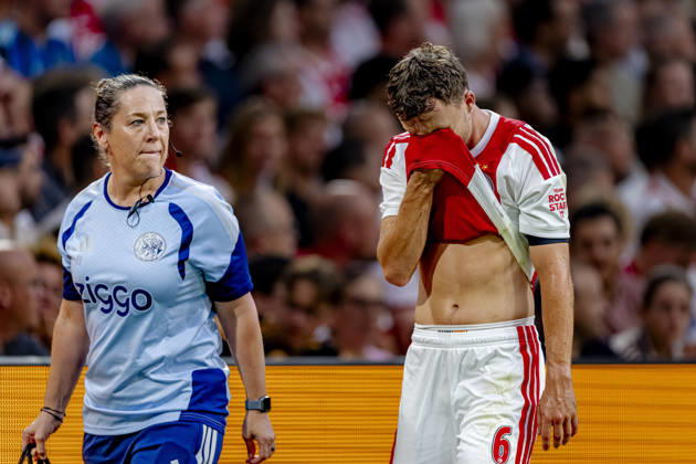 AMSTERDAM AFC Ajax Amsterdam midfielder Youri Regeer is forced to leave the field due to an injury during the UEFA Conference League match at the Johan Cruijff ArenA on August 27, 2026, in Amsterdam, the Netherlands. Photo by DeFodi Images