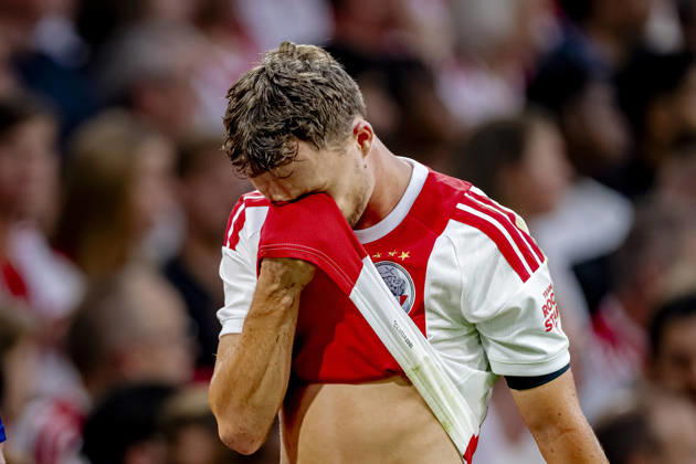 AMSTERDAM AFC Ajax Amsterdam midfielder Youri Regeer is forced to leave the field due to an injury during the UEFA Conference League match at the Johan Cruijff ArenA on August 27, 2026, in Amsterdam, the Netherlands. Photo by DeFodi Images