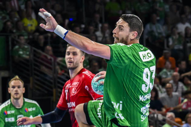 In the photo, from left: Mijajlo Marsenic of Füchse Berlin, 93, heads toward the goal; GER, Berlin, handball, Füchse Berlin vs. MT Melsungen, at the Max Schmeling Halle, August 27, 2026, Copyright: HMBxMedia UwexKoch
