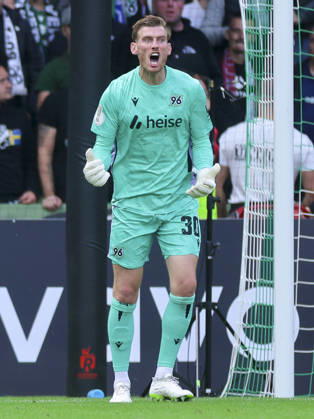 Hannover 96 goalkeeper Leo Weinkauf looks disappointed during the DFB Cup match between SV Hemelingen and Hannover 96 at Weserstadion on August 22, 2026, in Bremen, Germany Photo by Marco Steinbrenner, DeFodi Images Goalkeeper Leo Weinkauf of Hannover 96 looks dejected during the DFB Cup match between SV Hemelingen and Hannover 96 at Weserstadion on August 22, 2026 in Bremen, Germany. Photo by Marco Steinbrenner, DeFodi Images. Photo by Marco Steinbrenner, DeFodi Images.
