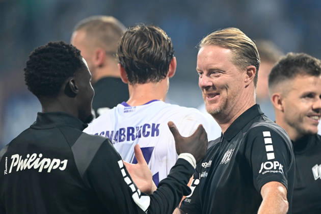 Final celebration, cheers, celebrating, joy, Coach Timo SCHULTZ of VfL Osnabrück thanks goal scorer Ismail BADJIE of VfL Osnabrück. Soccer, 2. Bundesliga, Matchday 3, VfL Bochum (BO) vs. VfL Osnabrück (OS) 0–1 on August 28, 2026, at the Vonovia Ruhrstadion in Bochum, Germany. DFL regulations prohibit any use of photographs as image sequences and or quasi-video. Â
