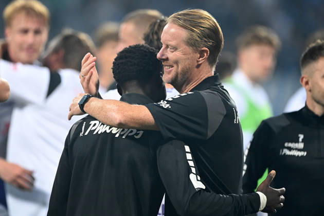 Final celebration, cheers, celebrating, joy, Coach Timo SCHULTZ of VfL Osnabrück thanks goal scorer Ismail BADJIE of VfL Osnabrück. Soccer, 2. Bundesliga, Matchday 3, VfL Bochum (BO) vs. VfL Osnabrück (OS) 0–1 on August 28, 2026, at the Vonovia Ruhrstadion in Bochum, Germany. DFL regulations prohibit any use of photographs as image sequences and or quasi-video. Â