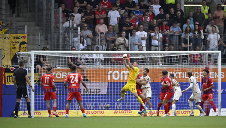 Penalty area scene, Goalmouth scene: Goalie Thomas Daehne, 1 FC Heidenheim 1846 (FCH) 33, Action: 1 FC Heidenheim 1846 (FCH) vs. SG Dynamo Dresden (SGD), August 29, 2026. DFL regulations prohibit any use of photographs AS IMAGE SEQUENCES AND OR QUASI-VIDEO 1 FC Heidenheim 1846 FCH vs. SG Dynamo Dresden SGD