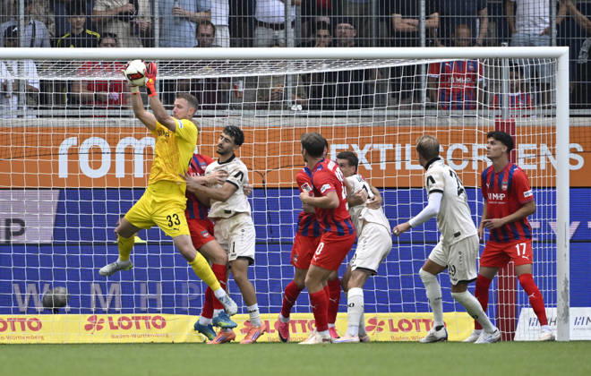 Penalty area scene, Goalmouth scene: Goalie Thomas Daehne, 1 FC Heidenheim 1846 (FCH) 33, Action: 1 FC Heidenheim 1846 (FCH) vs. SG Dynamo Dresden (SGD), August 29, 2026. DFL regulations prohibit any use of photographs AS IMAGE SEQUENCES AND OR QUASI-VIDEO 1 FC Heidenheim 1846 FCH vs. SG Dynamo Dresden SGD