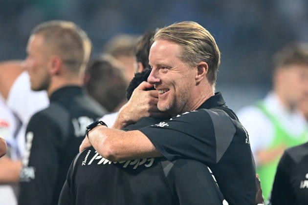 Final celebration, cheers, celebrating, joy, cheers; Coach Timo SCHULTZ of VfL Osnabrück thanks goal scorer Ismail BADJIE; VfL Osnabrück Soccer, 2. Bundesliga, Matchday 3, VfL Bochum (BO) vs. VfL Osnabrück (OS) 0–1 on August 28, 2026, at the Vonovia Ruhrstadion in Bochum, Germany. DFL regulations prohibit any use of photographs as image sequences and or quasi-video.