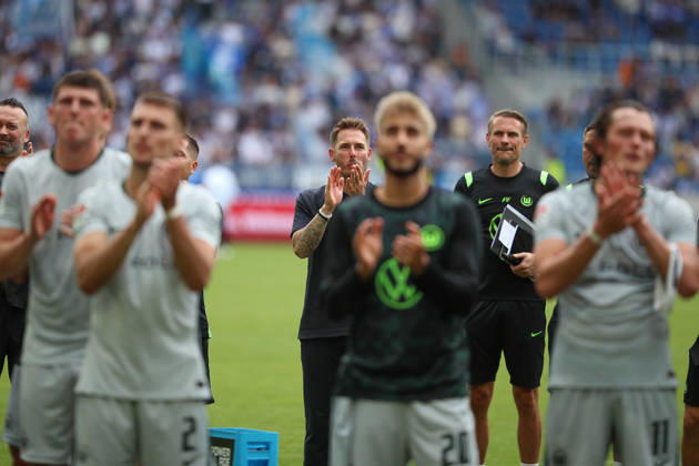 Tobias Strobl, VfL Wolfsburg head coach, with the team among the fans after the victory, Karlsruher SC vs. VfL Wolfsburg, 2. Bundesliga, Matchday 3, 2026–2027, August 29, 2026, DFL regulations prohibit any use of photographs as image sequences and or quasi-video, Karlsruher SC vs. VfL Wolfsburg, 2. Bundesliga, Matchday 3, 2026–2027, August 29, 2026, Karlsruhe Copyright: xEibner-Pressefoto JanxPrihodax EP_JPA