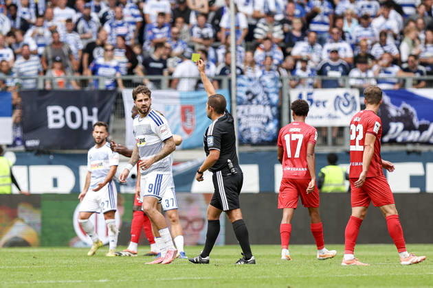 August 29, 2026, GER, Soccer, Men s, 3rd Division, 2026–2027 Season, MSV Duisburg vs. FC Würzburger Kickers, Lex Tyger Lobinger, Duisburg receives a yellow card from referee Niclas Rose, Duisburg Schauinsland Arena, North Rhine-Westphalia, Germany Copyright: xAdrianxSchlüterx