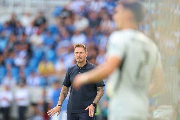 Tobias Strobl, VfL Wolfsburg, head coach, makes eye contact with Kilian Fischer, VfL Wolfsburg, 02, Karlsruher SC vs. VfL Wolfsburg, 2. Bundesliga, Matchday 3, 2026–2027, August 29, 2026, DFL regulations prohibit any use of photographs as image sequences and or quasi-video, Karlsruher SC vs. VfL Wolfsburg, 2. Bundesliga, Matchday 3, 2026–2027, August 29, 2026, Karlsruhe Copyright: xEibner-Pressefoto JanxPrihodax EP_JPA
