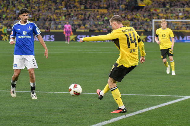 Penalty Area Scene: Goal Opportunity by Maximilian Beier, Dortmund 14, Martin Adeline, SV 5, left 29, 08, 2026 ¢ Soccer ¢ Borussia Dortmund vs. Hamburger SV, Signal Iduna Park, Dortmund, DFB and DFL regulations prohibit any use of photographs as image sequences and or quasi-video. NRW, Germany Copyright: xpepphotox xSaschaxWeizx pep00321, pep_20260829_hm