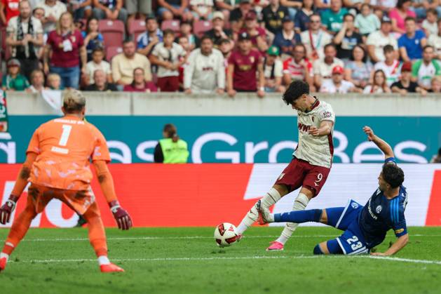 Rodrigo Ribeiro (9, FC Augsburg) scores the goal to make it 3–0; Soufiane El Faouzi (23, FC Schalke 04) and Loris Karius (1, FC Schalke 04) are powerless to stop it. FC Augsburg vs. FC Schalke 04, Soccer, Bundesliga 1, Matchday 1, August 30, 2026. DFB regulations prohibit any use of photographs as image sequences and or quasi-videos. Augsburg, Bavaria, Germany Copyright: xkolbert-press ChristianxKolbertx