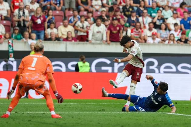 Rodrigo Ribeiro (9, FC Augsburg) scores the goal to make it 3–0; Soufiane El Faouzi (23, FC Schalke 04) and Loris Karius (1, FC Schalke 04) are powerless to stop it. FC Augsburg vs. FC Schalke 04, Soccer, Bundesliga 1, Matchday 1, August 30, 2026. DFB regulations prohibit any use of photographs as image sequences and or quasi-video. Augsburg, Bavaria, Germany Copyright: xkolbert-press ChristianxKolbertx