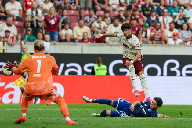 Rodrigo Ribeiro (9, FC Augsburg) scores the goal to make it 3–0; Soufiane El Faouzi (23, FC Schalke 04) and Loris Karius (1, FC Schalke 04) are powerless to stop it. FC Augsburg vs. FC Schalke 04, Soccer, Bundesliga 1, Matchday 1, August 30, 2026. DFB regulations prohibit any use of photographs as image sequences and or quasi-video. Augsburg, Bavaria, Germany Copyright: xkolbert-press ChristianxKolbertx