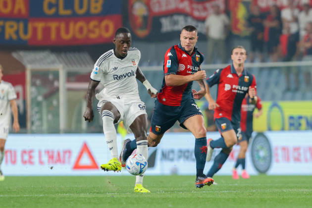 GenoaÕs Milutin Osmajic fights for the ball with Como s Trevoh Chalobah during the Serie A soccer match between Genoa and Como at the Luigi Ferraris Stadium in Genoa, Italy - Friday, September 04, 2026. - Soccer .  Copyright: xTanoxPecoraro LaPressex