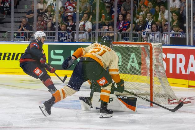 Mannheim, Germany, September 26, 2004 CHL Champions Hockey League 2026–27, Match Day 1: Adler Mannheim (Germany) vs. Växjö Lakers (Sweden). John Gilmour scores the second goal for Adler Mannheim (Baden-Württemberg, Germany). Copyright: xUdoxHerrmannx