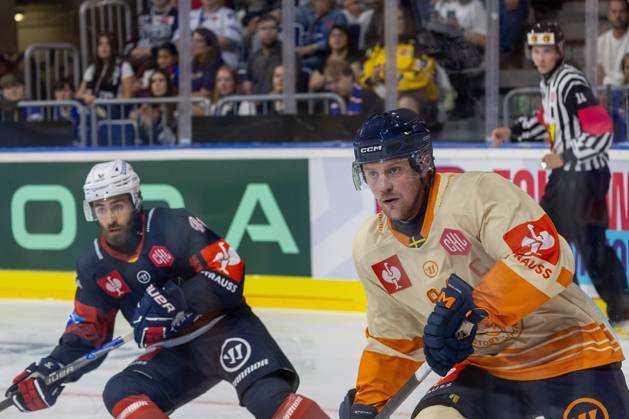 Mannheim, Germany, September 26, 2004—CHL Champions Hockey League 2026–27, Match Day 1: Adler Mannheim (Germany) vs. Växjö Lakers (Sweden). Pictured: Joel Persson (No. 94) of Växjö and Anthony Greco (No. 44) of Mannheim. Mannheim, Baden-Württemberg, Germany Copyright: xUdoxHerrmannx